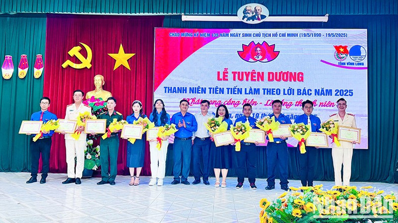 La provincia de Vinh Long elogia a los jóvenes ejemplares que siguen las enseñanzas del Tío Ho.