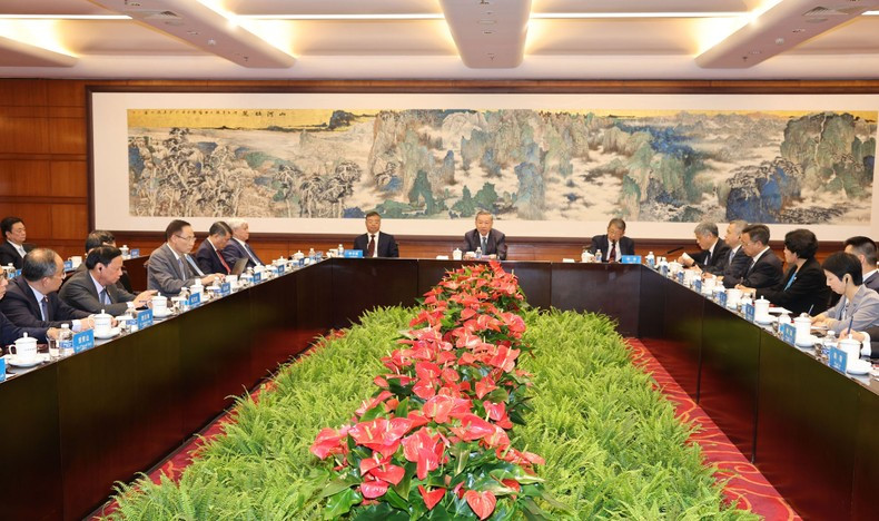 To Lam trabaja con directivos de la Escuela del Partido del Comité Central del Partido Comunista de China.