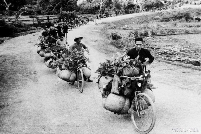 Decenas de miles de personas se dedican a transportar suministros de alimentos al frente o a construir la carretera para llevar la artillería a la batalla. (Foto de archivos)