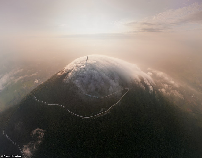 La cima de la montaña Ba Den a través de la lente de Daniel Kordan (Foto: Daniel Kordan/Daily Mail) La cima de la montaña Ba Den a través de la lente de Daniel Kordan (Foto: Daniel Kordan/Daily Mail)