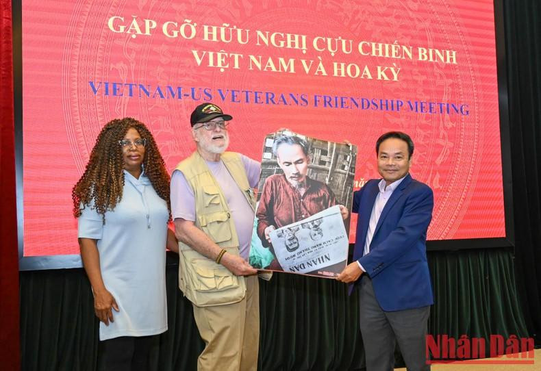 Nhu Hoan entrega un regalo de recuerdo a Steve Edmunds y su esposa.