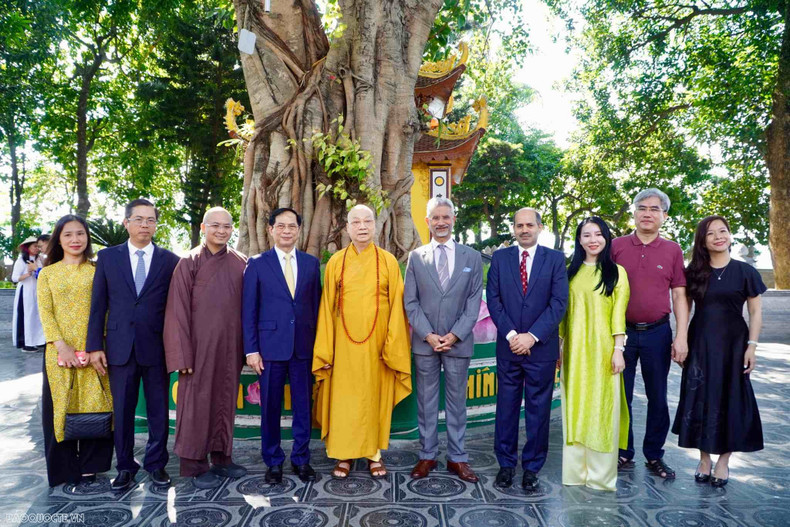 Los asistentes tomaron fotografías al árbol Bodhi, símbolo de la amistad Vietnam-India.
