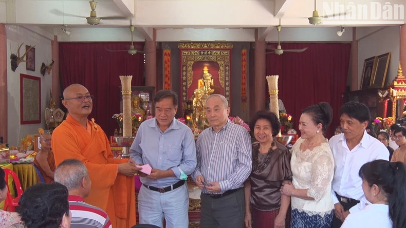 Para conmemorar la ocasión, la Asociación Vietnamita de Bangkok y alrededores está entregando ofrendas y contribuciones a la pagoda para ayudar a preservar el lugar. Para conmemorar la ocasión, la Asociación Vietnamita de Bangkok y alrededores está entregando ofrendas y contribuciones a la pagoda para ayudar a preservar el lugar.