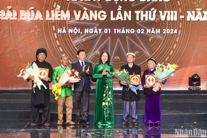 Vo Thi Anh Xuan, vicepresidenta del país y Tran Hong Ha, viceprimer ministro, honran a los militantes que son protagonistas en las obras periodísticas. Vo Thi Anh Xuan, vicepresidenta del país y Tran Hong Ha, viceprimer ministro, honran a los militantes que son protagonistas en las obras periodísticas.
