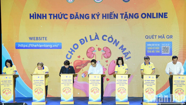 El primer ministro Pham Minh Chinh y los delegados se registran para donar tejidos y órganos.