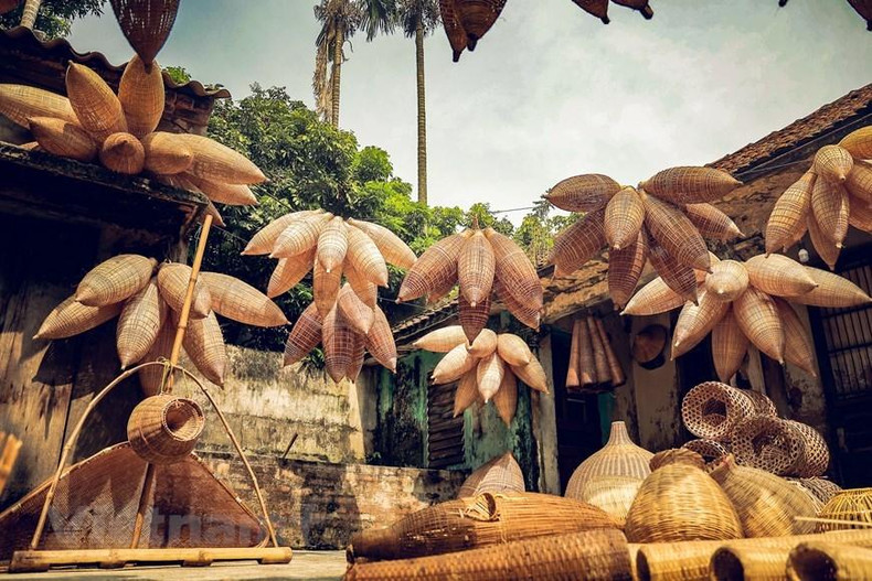 Además de las actividades agrícolas, los campesinos locales han inventado muchos tipos de herramientas para capturar peces y camarones. Se trata de un instrumento tradicional de muchos agricultores en las provincias deltaicas del norte. (Foto: VNA) Además de las actividades agrícolas, los campesinos locales han inventado muchos tipos de herramientas para capturar peces y camarones. Se trata de un instrumento tradicional de muchos agricultores en las provincias deltaicas del norte. (Foto: VNA)