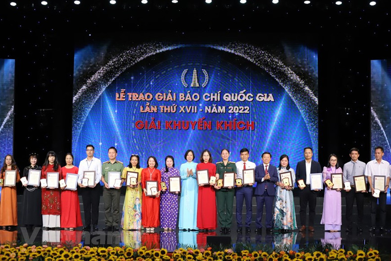 La directora general de la Agencia Vietnamita de Noticias, Vu Viet Trang, y el subjefe de la Comisión de Comunicación y Educación del Comité Central del PCV Tran Thanh Lam entregan el Premio de consolación a los ganadores. La directora general de la Agencia Vietnamita de Noticias, Vu Viet Trang, y el subjefe de la Comisión de Comunicación y Educación del Comité Central del PCV Tran Thanh Lam entregan el Premio de consolación a los ganadores.