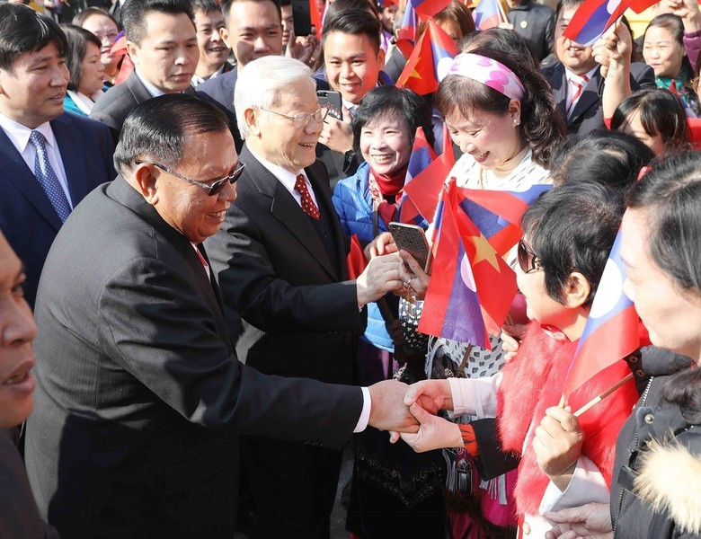 El secretario general Nguyen Phu Trong y el secretario general del PPRL y presidente de Laos, Bounnhang Vorachith, con los pobladores de Hanói, el 19 de diciembre de 2017. Foto: Phuong Hoa - VNA