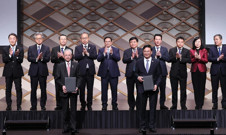 El primer ministro y dirigentes de ministerios, sectores y localidades de Vietnam y Japón testimonia la entrega de 30 acuerdos de cooperación entre los dos países. El primer ministro y dirigentes de ministerios, sectores y localidades de Vietnam y Japón testimonia la entrega de 30 acuerdos de cooperación entre los dos países.
