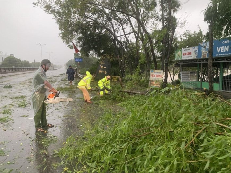 La policía de tránsito de la provincia de Thua Thien - Hue quitan las ramas de los árboles. (Foto: VNA) La policía de tránsito de la provincia de Thua Thien - Hue quitan las ramas de los árboles. (Foto: VNA)