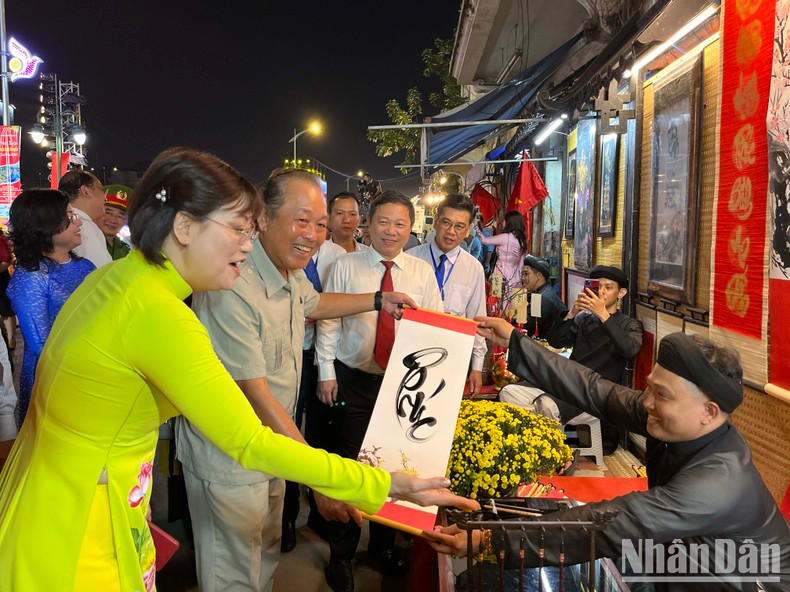 El ex viceprimer ministro permanente de Vietnam, Truong Hoa Binh, visita el mercado. El ex viceprimer ministro permanente de Vietnam, Truong Hoa Binh, visita el mercado.