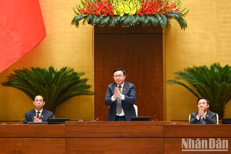 El presidente de la Asamblea Nacional, Vuong Dinh Hue, preside la conferencia. El presidente de la Asamblea Nacional, Vuong Dinh Hue, preside la conferencia.