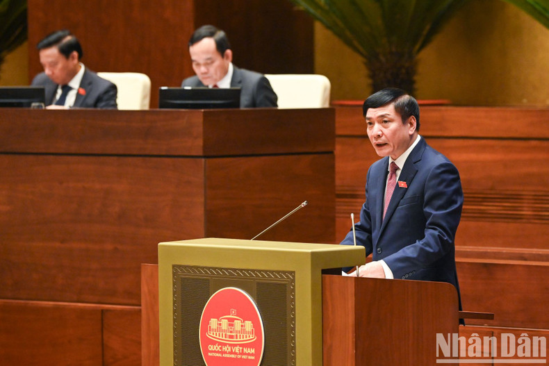 Habla el secretario general y jefe de la Oficina de la Asamblea Nacional, Bui Van Cuong. Habla el secretario general y jefe de la Oficina de la Asamblea Nacional, Bui Van Cuong.