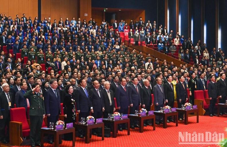 Los dirigentes y delegados saludan a la bandera nacional.