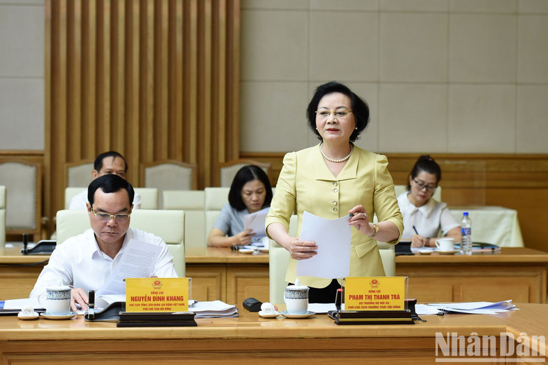 La ministra del Interior, Pham Thi Thanh Tra, vicepresidenta permanente del Consejo, interviene en la cita.