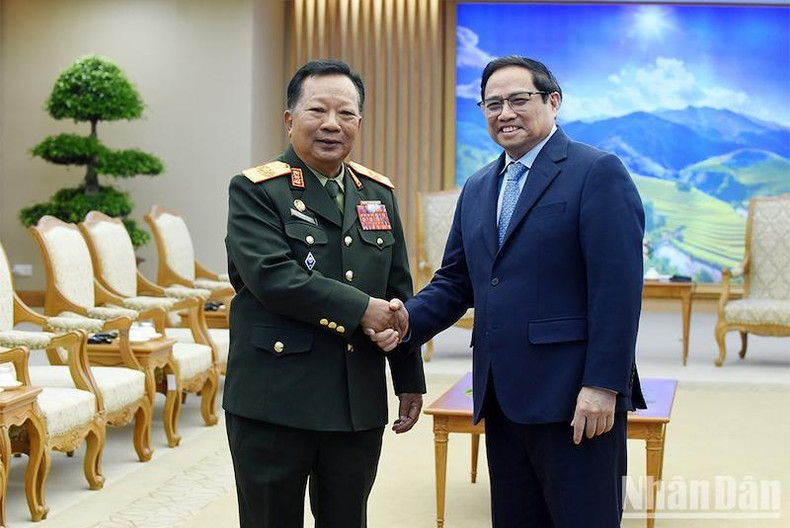 El primer ministro Pham Minh Chinh y el vicepremier y ministro de Defensa de Laos, Chansamon Chanlyath. (Fotografía: Nhan Dan) El primer ministro Pham Minh Chinh y el vicepremier y ministro de Defensa de Laos, Chansamon Chanlyath. (Fotografía: Nhan Dan)