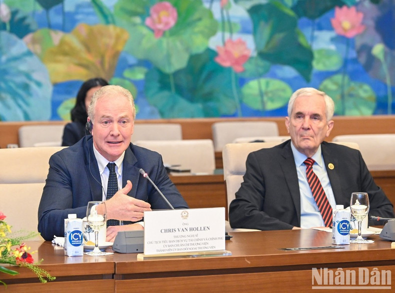El senador Chris Van Hollen interviene en la reunión.