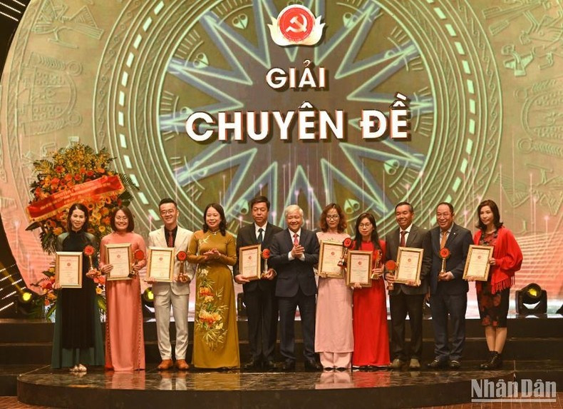 La presidenta interina, Vo Thi Anh Xuan, y el presidente del Comité Central del Frente de la Patria de Vietnam, Do Van Chien, entregan el Premio Temático a los autores. La presidenta interina, Vo Thi Anh Xuan, y el presidente del Comité Central del Frente de la Patria de Vietnam, Do Van Chien, entregan el Premio Temático a los autores.
