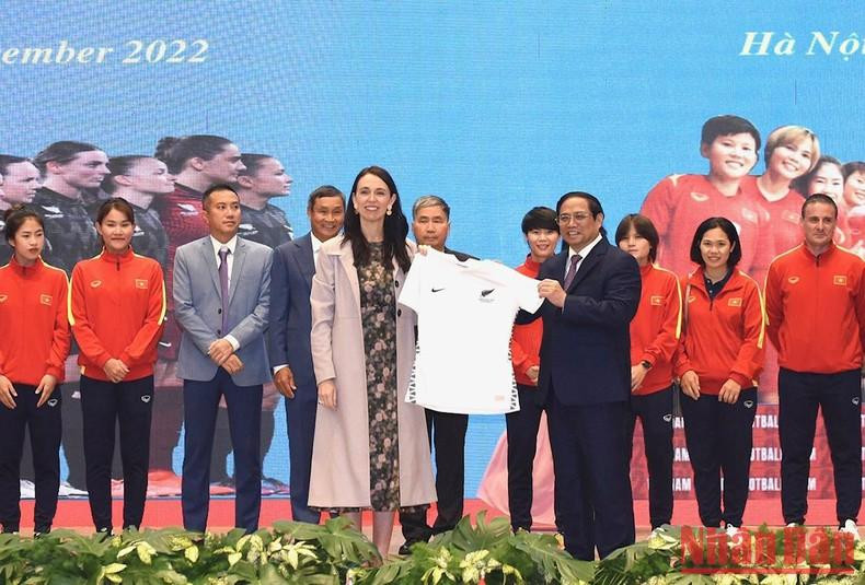 Por su parte, Jacinda Ardern entrega a Minh Chinh una camiseta oficial del equipo de fútbol femenino de Nueva Zelanda.