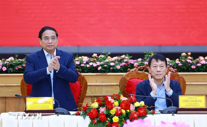 El premier preside la conferencia. El premier preside la conferencia.