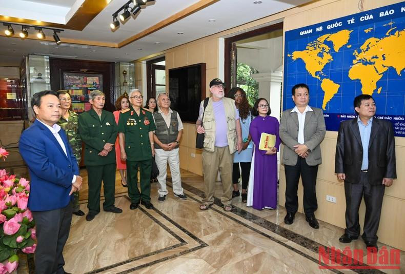 Steve Edmunds y su esposa visitan la sala tradicional del periódico Nhan Dan.