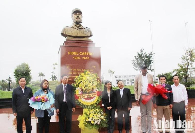 La delegación coloca una ofrenda floral ante el monumento a Fidel Castro. La delegación coloca una ofrenda floral ante el monumento a Fidel Castro.