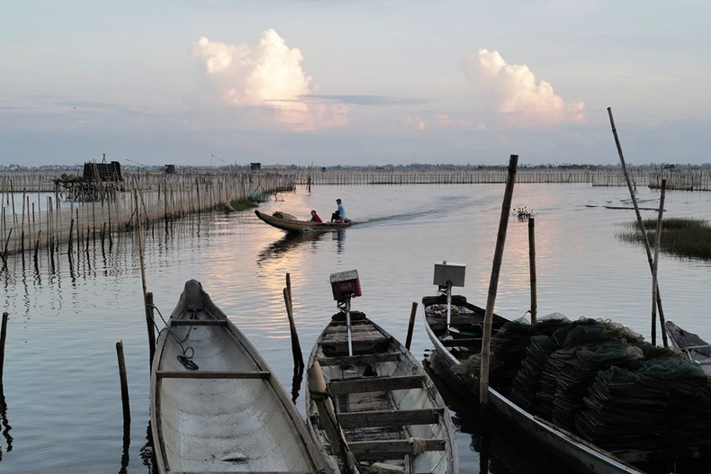 Un barco regresa a la orilla después de una noche de pesca en la laguna. Un barco regresa a la orilla después de una noche de pesca en la laguna.