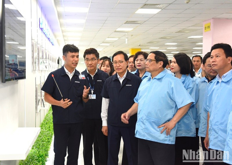 Minh Chinh visita la fábrica de la compañía Samsung Electronics Vietnam. Minh Chinh visita la fábrica de la compañía Samsung Electronics Vietnam.