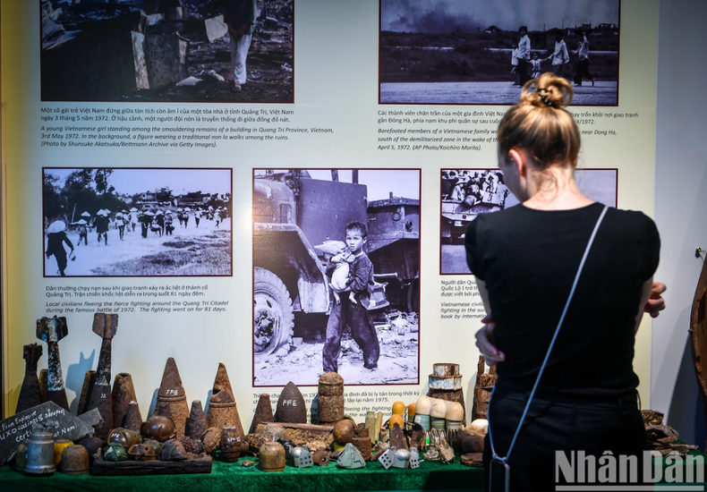 Los turistas extranjeros se quedan sin palabras al observar los objetos que la guerra dejó en Quang Tri.