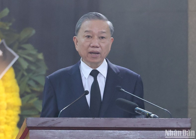 El presidente de Vietnam, To Lam, lee el discurso fúnebre en el funeral al secretario general Nguyen Phu Trong. El presidente de Vietnam, To Lam, lee el discurso fúnebre en el funeral al secretario general Nguyen Phu Trong.