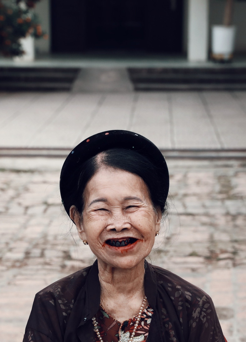 La sonrisa de una anciana. El ennegrecimiento o lacado de los dientes es una costumbre muy practicada antiguamente en el Sudeste Asiático.