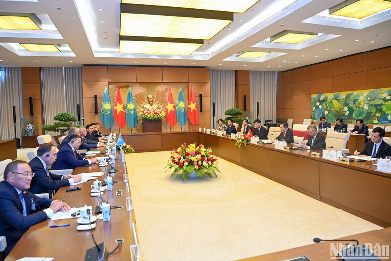 Ecsena de la reunión.