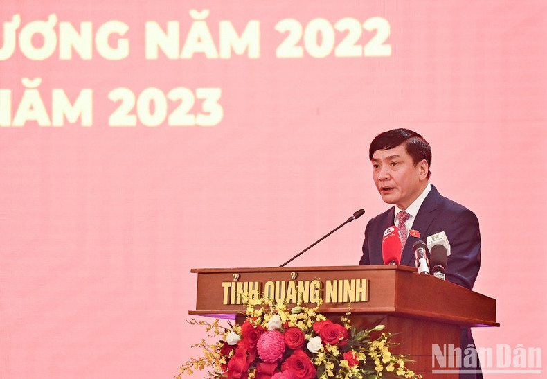 El secretario general y jefe de la Oficina del Parlamento, Bui Van Cuong, pronuncia el discurso de apertura.