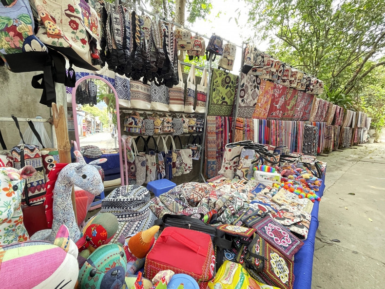 Los suvenires se venden en las casas sobre pilotes o en los mercados y ferias. Los suvenires se venden en las casas sobre pilotes o en los mercados y ferias.