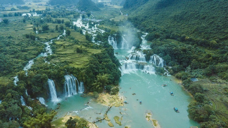La cascada de Ban Gioc es considerada un regalo inestimable que la naturaleza ha dado a la provincia montañosa norvietnamita de Cao Bang. La cascada de Ban Gioc es considerada un regalo inestimable que la naturaleza ha dado a la provincia montañosa norvietnamita de Cao Bang.