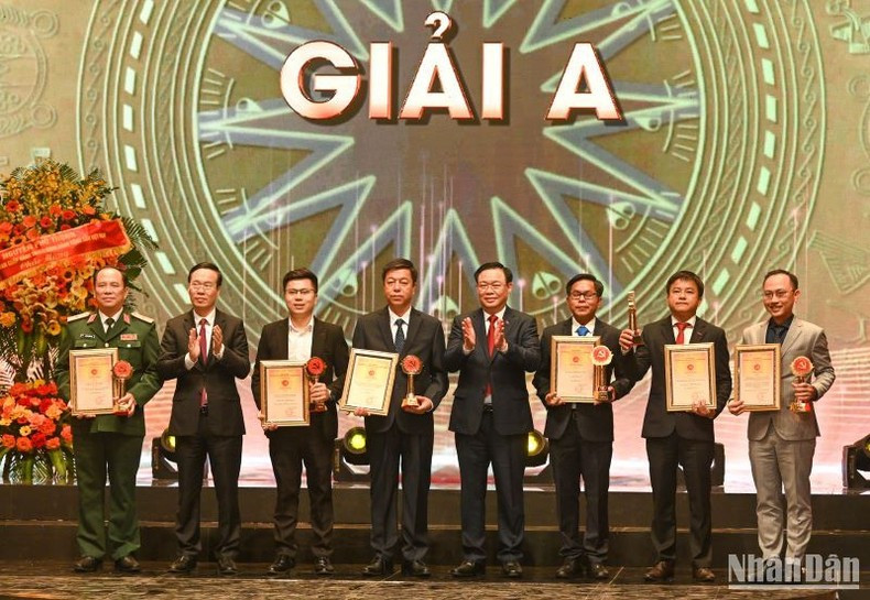 El presidente de la Asamblea Nacional, Vuong Dinh Hue, y el miembro permanente del Secretariado del Comité Central del PCV, Vo Van Thuong, otorgan los premios de categoría A a los autores y grupos de autores. El presidente de la Asamblea Nacional, Vuong Dinh Hue, y el miembro permanente del Secretariado del Comité Central del PCV, Vo Van Thuong, otorgan los premios de categoría A a los autores y grupos de autores.