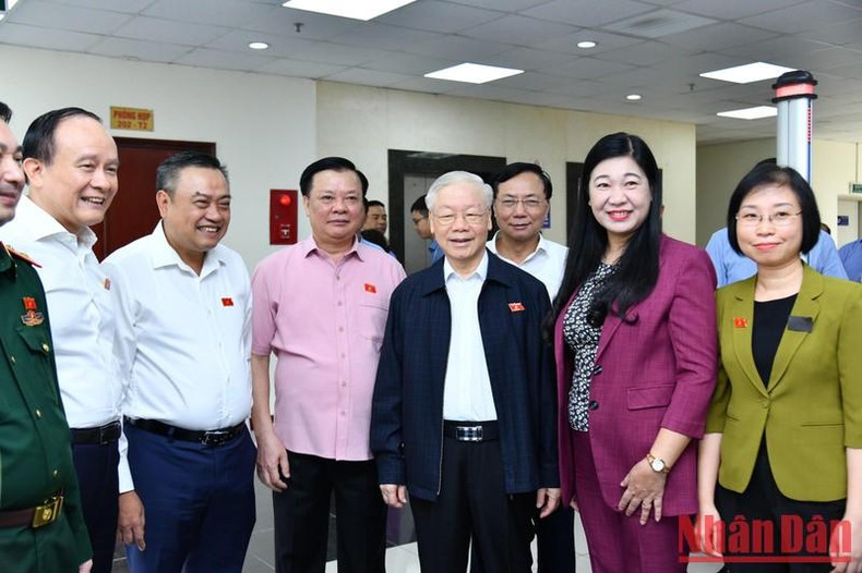 Phu Trong se reúne con votantes en Hanói. Phu Trong se reúne con votantes en Hanói.