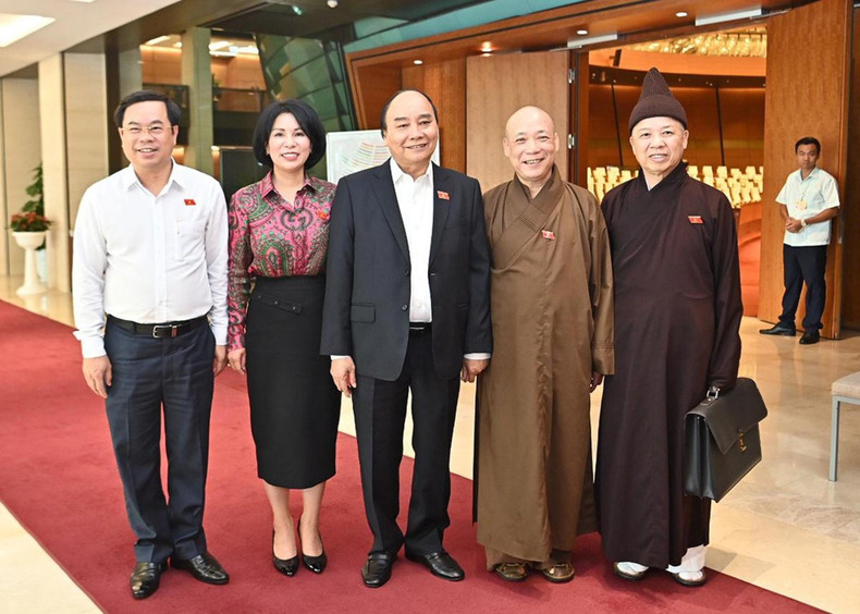 El presidente Nguyen Xuan Phuc y otros diputados al margen de la sesión.