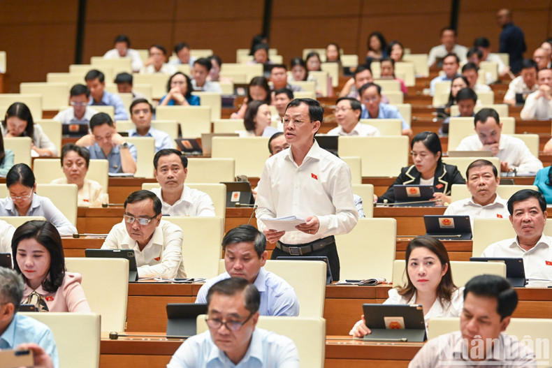 Nguyen Tri Thuc, diputado de Ciudad Ho Chi Minh expone sus opiniones.