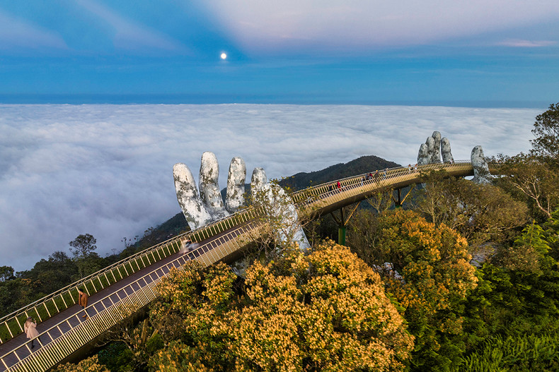 En el área del Puente Dorado (Cau Vang), las nubes parecen una alfombra gigante de algodón. En el área del Puente Dorado (Cau Vang), las nubes parecen una alfombra gigante de algodón.