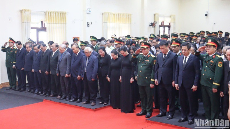Los delegados guardan un minuto de silencio en memoria del expresidente Tran Duc Luong.