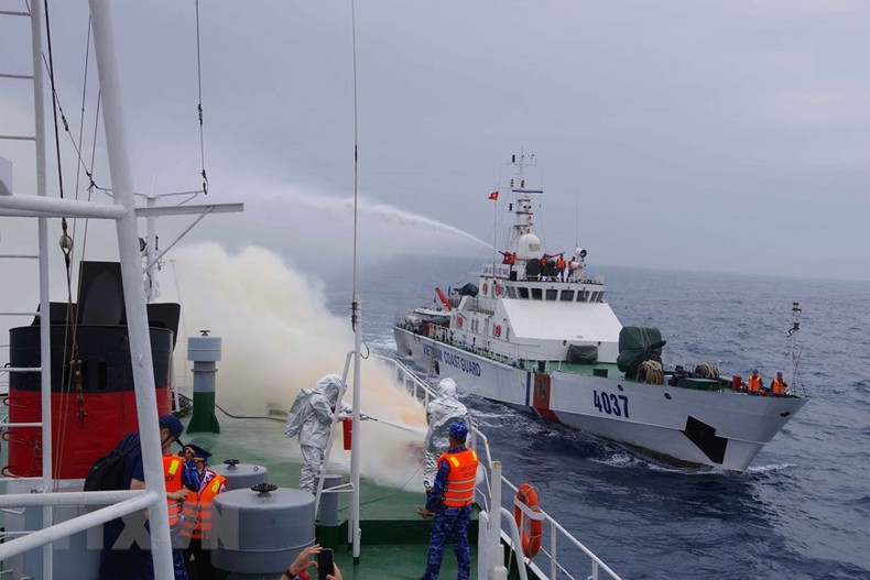 Las unidades navales realizan el ejercicio conjunto.