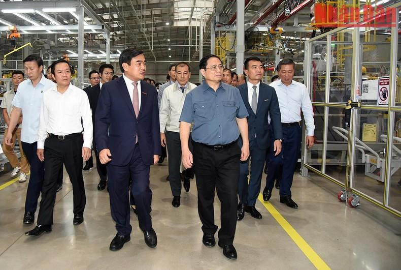 El jefe de Gobierno visita la línea de producción y ensamblaje de automóviles de Hyundai Thanh Cong.