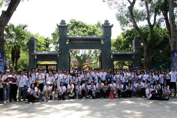 Jóvenes connacionales residentes en el extranjero que participan en el Campamento de Verano de Vietnam 2023. Jóvenes connacionales residentes en el extranjero que participan en el Campamento de Verano de Vietnam 2023.