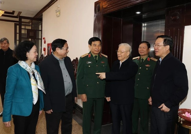 Phu Trong conversa con otros líderes del Partido, del Estado y de la Comisión Militar Central. Phu Trong conversa con otros líderes del Partido, del Estado y de la Comisión Militar Central.
