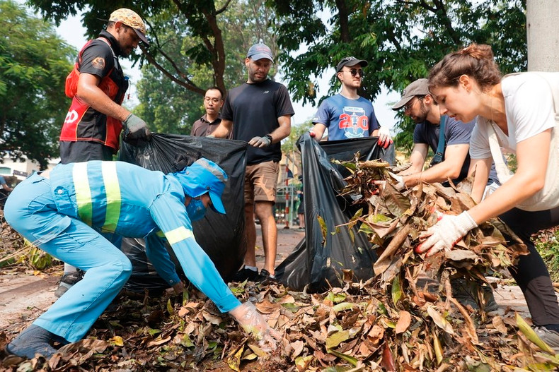 Unen manos para limpiar el medio ambiente y superar las consecuencias del tifón Yagi. Unen manos para limpiar el medio ambiente y superar las consecuencias del tifón Yagi.