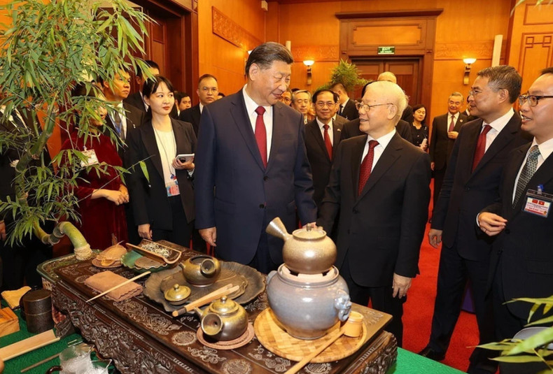 El secretario general del Comité Central del PCV, Nguyen Phu Trong, y el secretario general del Comité Central del PCCh y presidente de la República Popular China, Xi Jinping, escuchan una introducción al té. (Foto: VNA) El secretario general del Comité Central del PCV, Nguyen Phu Trong, y el secretario general del Comité Central del PCCh y presidente de la República Popular China, Xi Jinping, escuchan una introducción al té. (Foto: VNA)