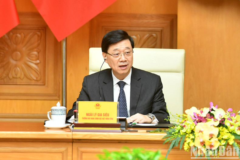 John Lee Ka-chiu interviene en la cita.