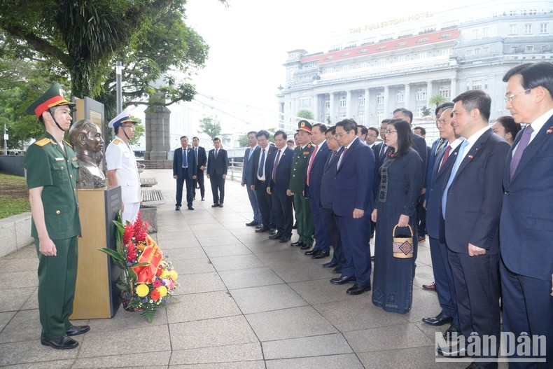 Los delegados guardan un minuto de silencio en memoria al líder de la revolución vietnamita.