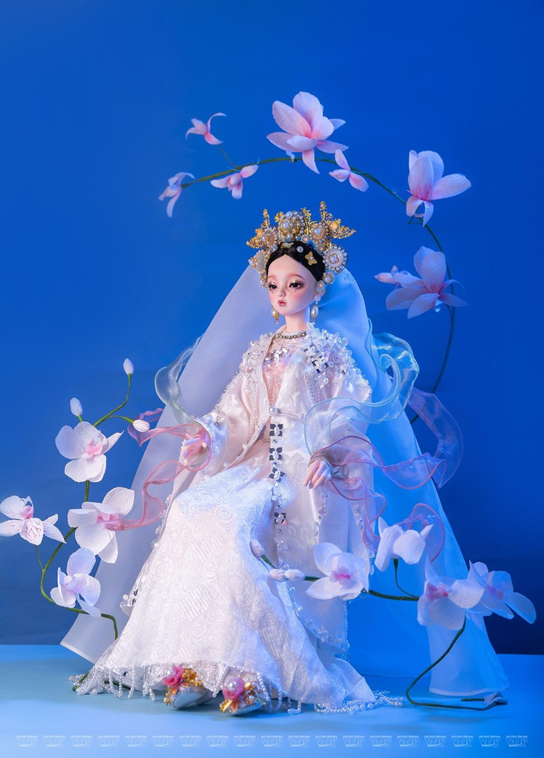 Traje de muñeca que representa a una de las diosas madres. Traje de muñeca que representa a una de las diosas madres.